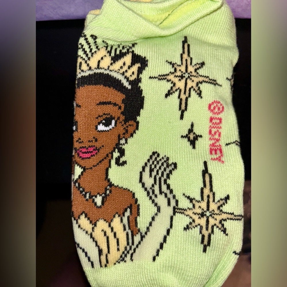 Disney Makeup Eraser Set  w/ 3 lip glosses and set of 5 socks - Picture 6 of 14